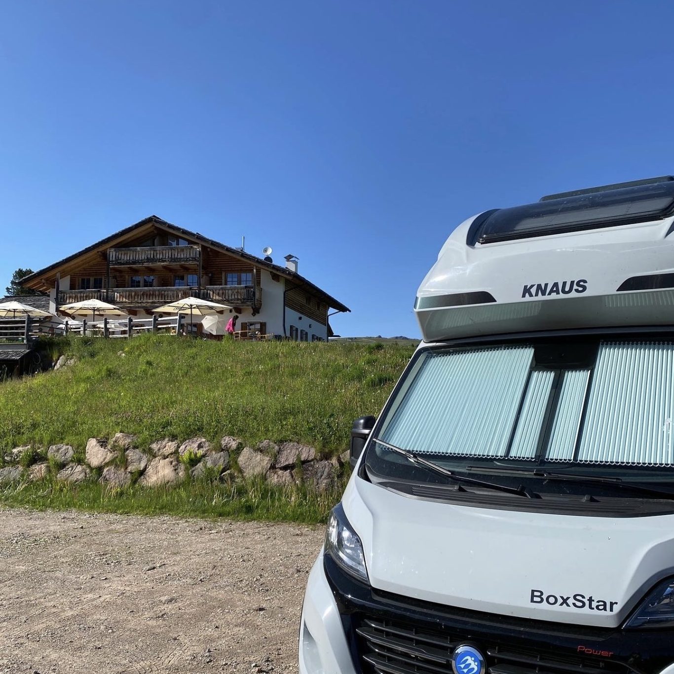 Foto eines Campers in den Bergen