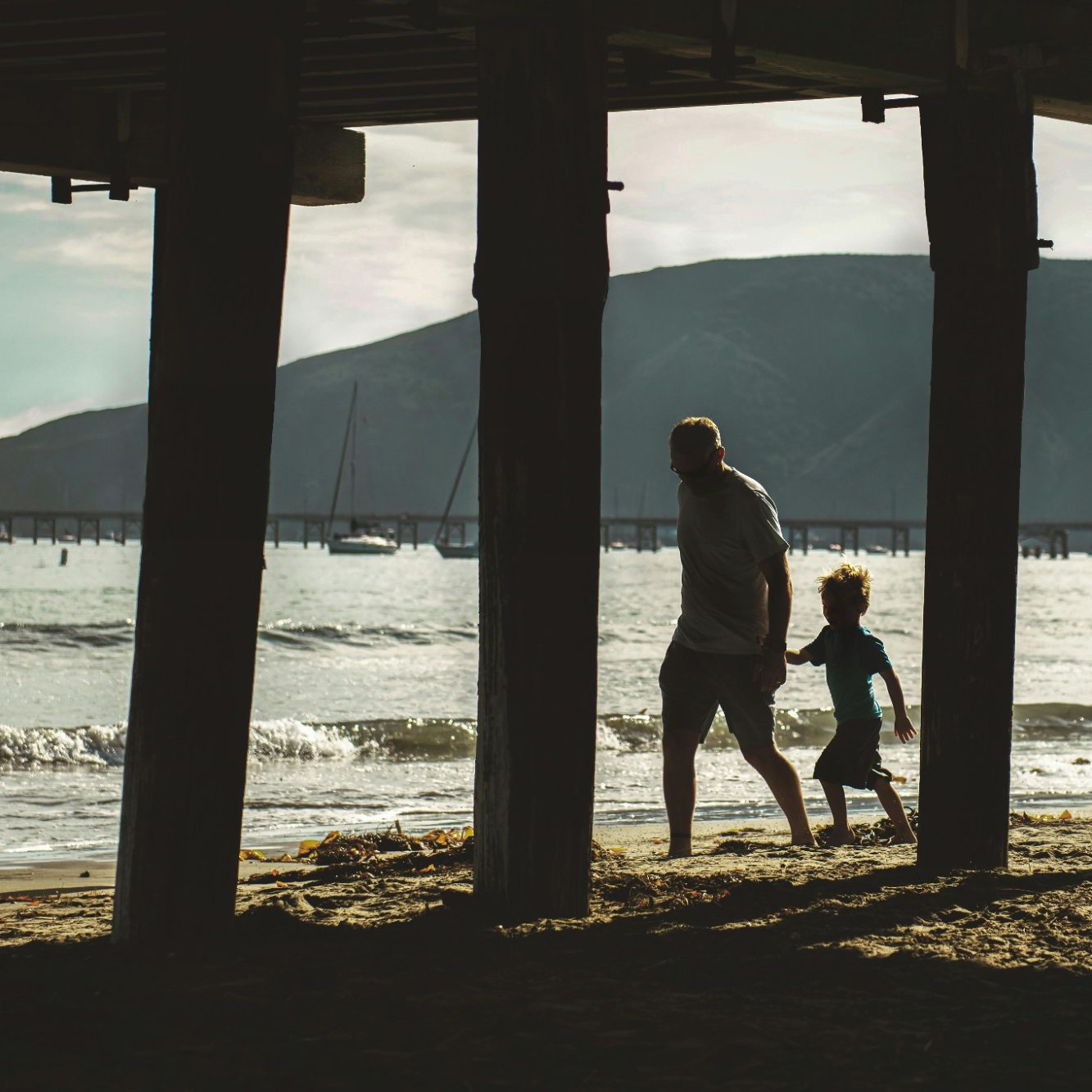 Foto eines Mannes mit seinem Kind am Strand