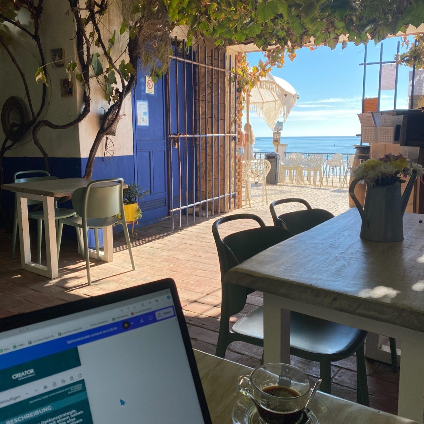 Foto von einem Arbeitsplatz in einem Cafe mit Blick auf das Meer
